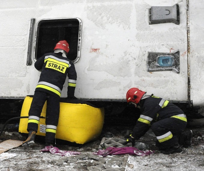 Wypadek autobusu pod Włocławkiem. Kilkadziesiąt osób rannych. Dwie nie żyją