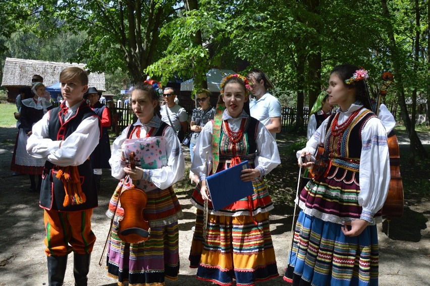 Tak się bawiliście na Zielonej Pohulance w skansenie w Ochli. Swoje umiejętności taneczne zaprezentowały zespoły ludowe 