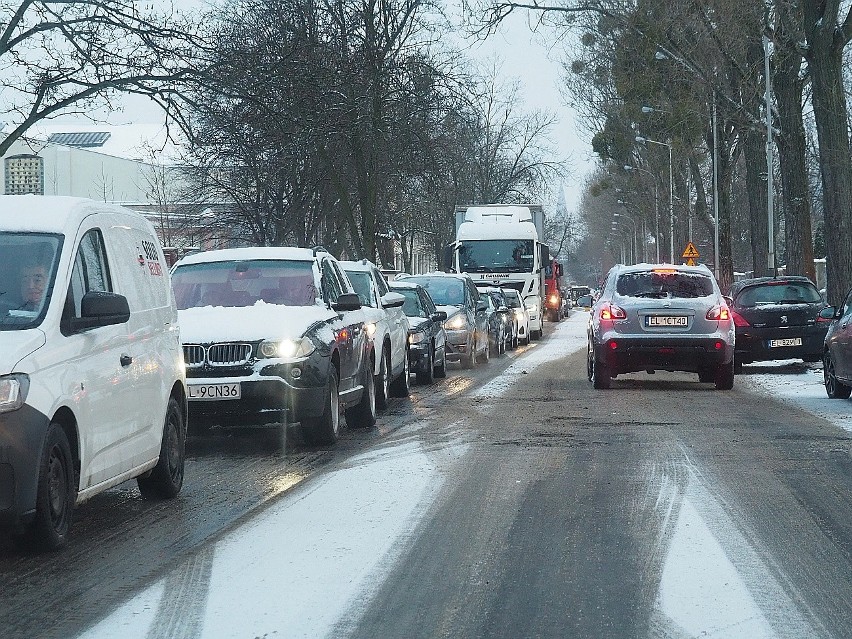 Zima w Łodzi. Fatalne warunki na drogach. Miasto zakorkowane ZDJĘCIA