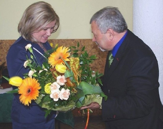 Wiceminister pracy i polityki społecznej Elżbietę Seredyn powitał Andrzej Smulczyński, gospodarz konferencji.