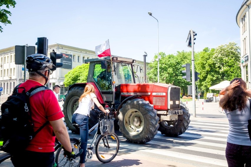 Białystok. Protest podlaskich rolników. Nowe znaki uniemożliwiły dojazd (zdjęcia,wideo)