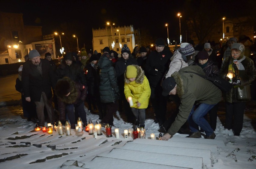 Mieszkańcy Pabianic i Łasku uczcili pamięć zmarłego Pawła Adamowicza [zdjęcia]