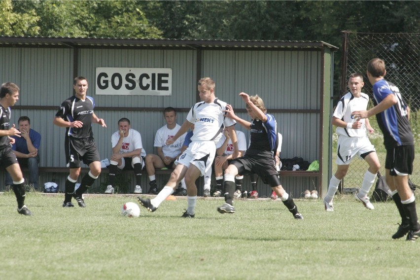 PIŁKARSKIE ARCHIWUM. 2009/2010, III liga, Garbarnia Kraków - Unia Tarnów [ZDJĘCIA]