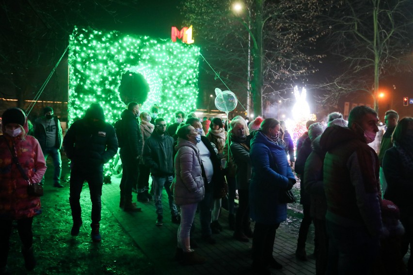 Kraków. Gigantyczna kolejka do "Ogrodu Świateł". Całe rodziny przyjeżdżają nawet z sąsiednich województw [ZDJĘCIA]