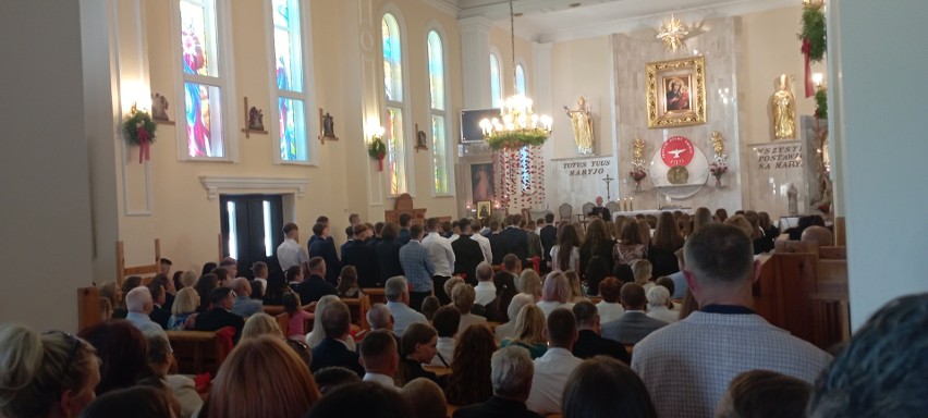 Bierzmowanie w parafii Matki Bożej Łaskawej w Jędrzejowie. Sakramentu udzielił Biskup Marian Florczyk. Zobacz zdjęcia