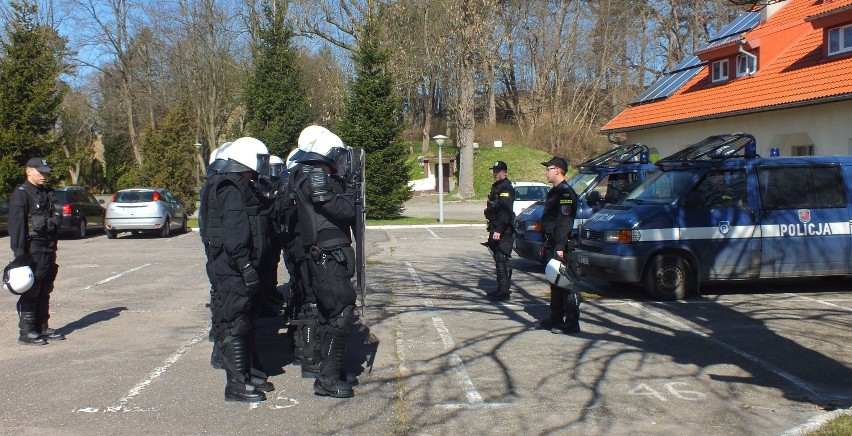 Ćwiczenia policji w podkoszalińskim Unieściu