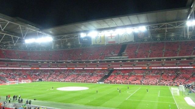 Kibice powoli zajmują miejsca na trybunach legendarnego Wembley
