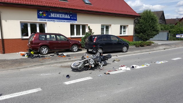 Do wypadku doszło w poniedziałek około godz. 14:25 na drodze krajowej nr 20 w miejscowości Gwda Mała. Doszło tu do zderzenia koparki i motocykla. Jak wynika z naszych informacji, do wypadku doszło w następujący sposób: motocyklista jechał za ciężarówką, przed którą jechała koparka. Kierowca motocykla w miejscu niedozwolonym zaczął wyprzedzać ciężarówkę i uderzył w koparkę, która wykonywała manewr skrętu w lewo. Motocyklista został poważnie ranny. Jest w ciężkim stanie. Wezwany został śmigłowiec ratunkowy.Na trasie są utrudnienia - wprowadzono ruch wahadłowy. Potrwa do około godz. 16:30. Zobacz także: Wypadek w Bornem Sulinowie.