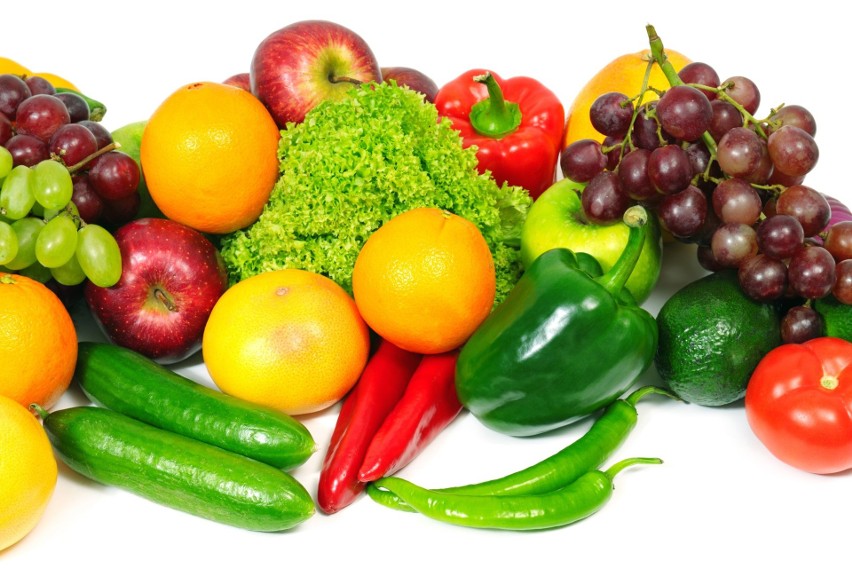 Warzywa i owoce przetrzymywane w lodówce lub koszykach na...