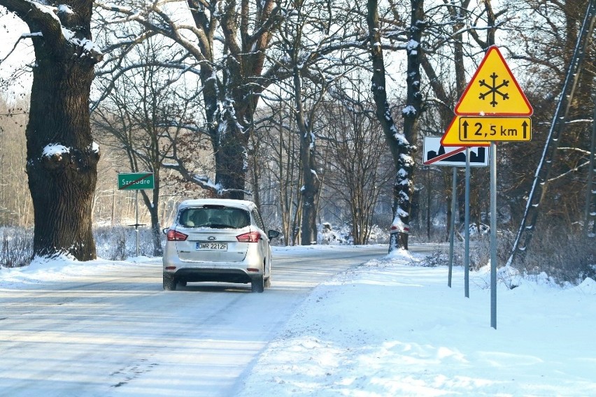 Niebezpiecznie na drogach pod Wrocławiem. Lód i śnieg na jezdni [ZDJĘCIA]