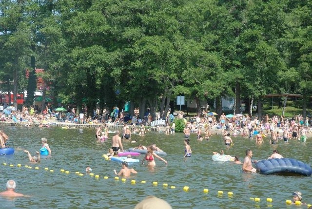 Dni Sławy &#8222;Lato bez granic&#8221; przebiegły przy upalnej pogodzie. Nad jezioro ściągnęły tłumy turystów. Mogli bawić się na imprezach sportowych i koncertach.