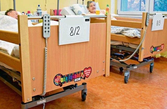 Nowe łóżka mają możliwość regulacji wysokości oraz solidne barierki, które zabezpieczają pacjenta przed wypadnięciem na podłogę