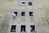 Archidiecezja z Poznania musi zamurować okna 6 rodzinom. Wykuto je nielegalnie. "Jak tak żyć w ciemnych klitkach?"