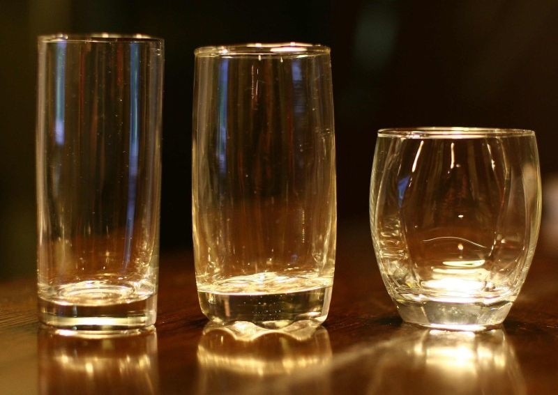 Od lewej: szklanka typu "old fashion” i szklanka typu...
