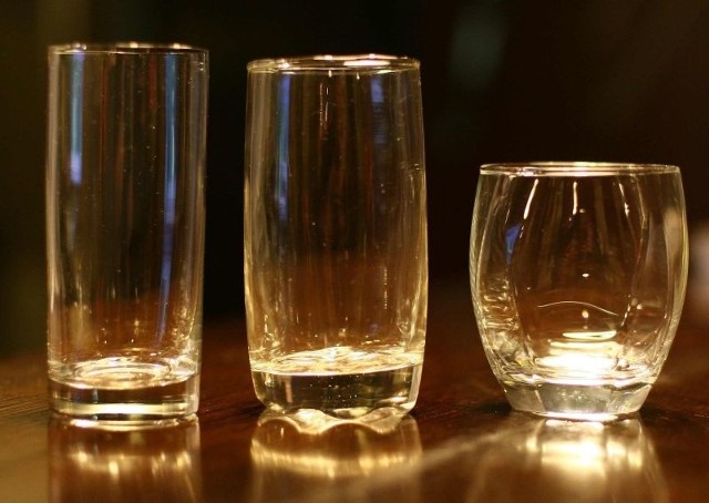 Od lewej: szklanka typu "old fashion&#8221; i szklanka typu "tumbler&#8221;.