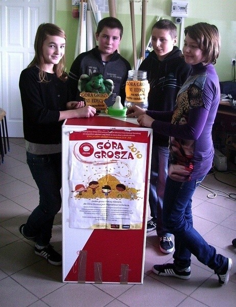 Pamiątkowe zdjęcie uczniów ze szkoły podstawowej w Ujeździe ze zbiórki pieniędzy w ramach akcji &#8222;Góra grosza&#8221;