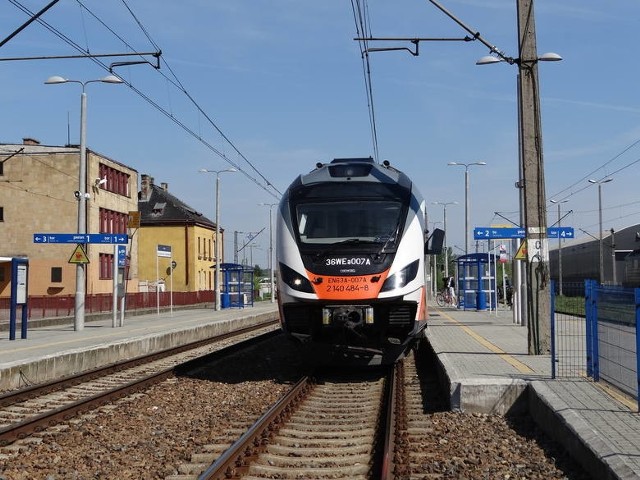 Kilkunastu pasażerów zawitało na pokład wakacyjnego pociągu relacji Kielce - Sandomierz, który po raz pierwszy wyjechał w trasę 27 czerwca.  Cena biletu za przejazd na całym odcinku wynosi 15 złotych 80 groszy. Pociąg z Kielc  do Sandomierza kursuje  w soboty, niedziele oraz święta.