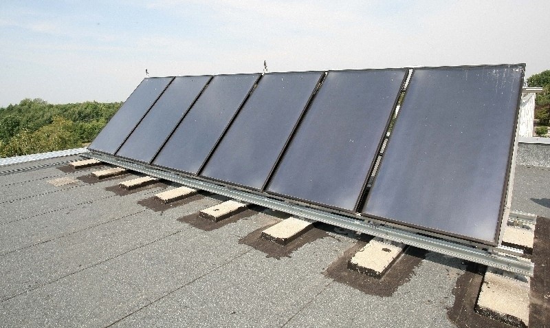Kolektory solarne zainstalowane na dachach bloków.