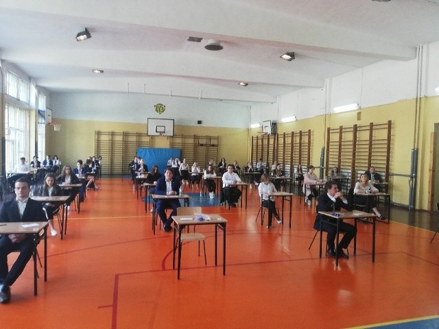 Uczniowie Liceum Ogólnokształcącego imienia księdza Piotra Skargi w Grójcu, podobnie jak ci z innych szkół w powiecie, mierzą się we wtorek z egzaminem z matematyki.