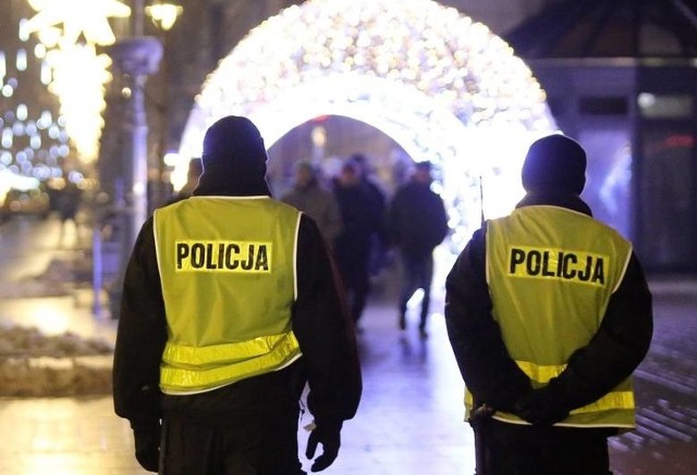 Prawnicy oceniają tymczasem, że rządowe rozporządzenie o ograniczeniu przemieszczania się w sylwestrową noc nie ma żadnej mocy prawnej. - Nie mamy stanu wyjątkowego ani żadnego stanu, w którym konstytucja przewiduje, że moglibyśmy być pozbawieni naszych podstawowych praw obywatelskich. Nie ma w prawie polskim takiego przepisu zgodnego z prawem, wydanego w odpowiedniej formie przez odpowiedni organ, który zabraniałby się przemieszczać - wskazuje radca prawny Marcin Zatorski z Kancelarii Zatorski & Wspólnicy.