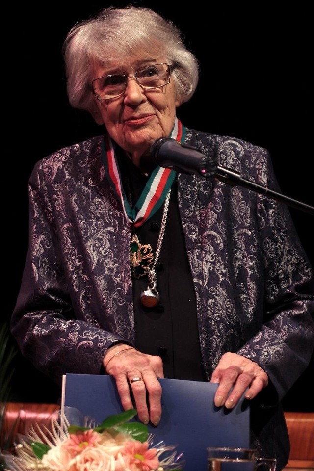 Marta Stebnicka z medalem Gloria Artis odebranym w PWST