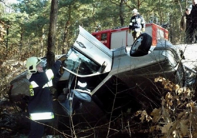 Mercedes spadł ze skarpy i zatrzymał się na drzewach