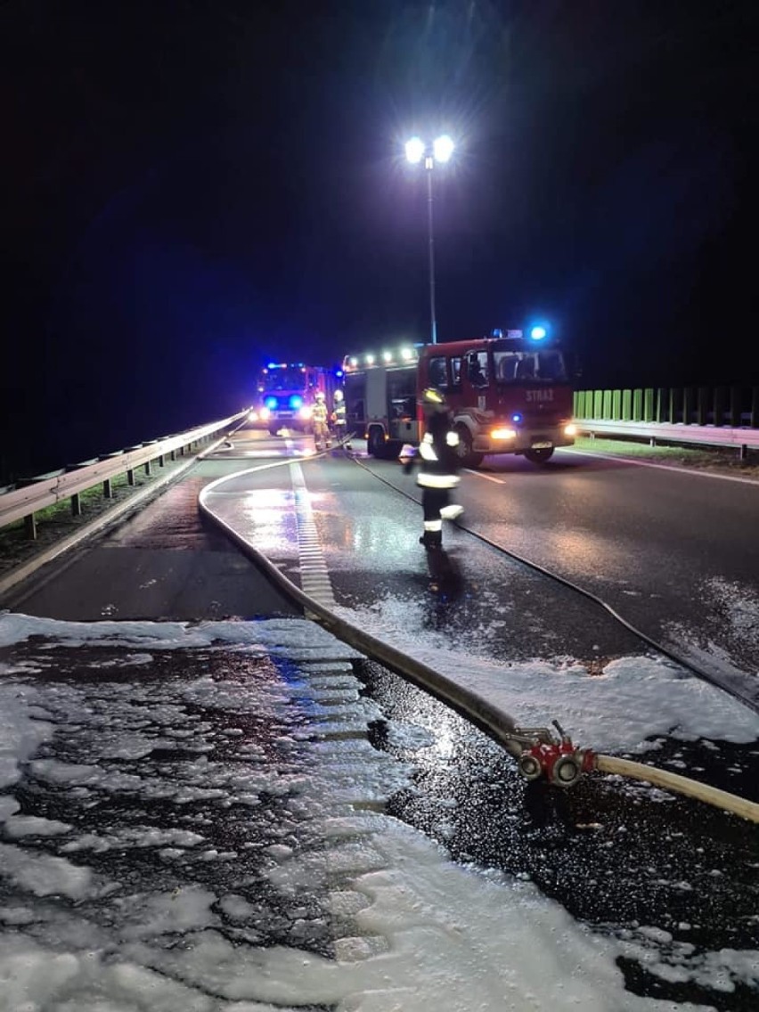 Pożar samochodu na S7 w Borkowie w niedzielę, 2.05.2021 r.