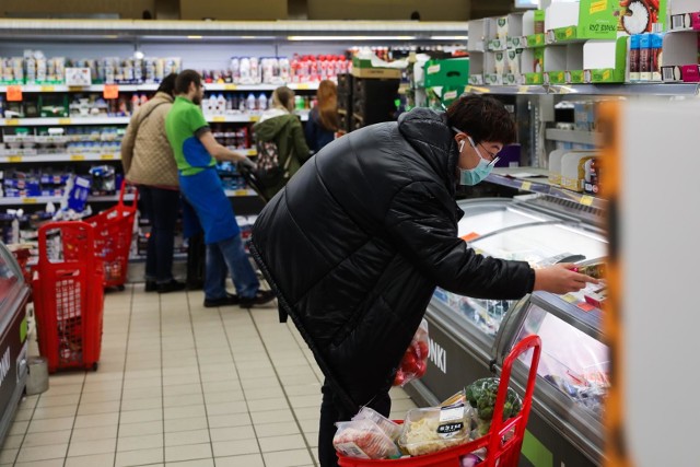 Związki zawodowe w Biedronce domagają się dla personelu środków ochrony osobistej, rękawiczek, masek, filtrów hepa i dezynfekcji produktów zza granicy. Co na to firma?Trzy związki zawodowe działające w sieci Biedronka - Sierpień '80, Solidarność i Solidarność '80 - już od 6 marca domagają się od zarządu sieci środków odkażających do regularnej dezynfekcji rąk, w szczególności dla kasjerów, którzy mają kontakt z gotówką. Żądają też wprowadzenia procedur dezynfekcji produktów sprowadzanych z krajów o podwyższonym ryzyku oraz uruchomienia w sklepach filtrów powietrza hepa, (chociaż nie chronią one przed koronawirusem).CZYTAJ DALEJ >>>>>Czytaj także: Koronawirus. Raport z miasta w czasie zarazy. Tak sobie radzimy w ToruniuZobacz także: Limity na zakupy w Rossmannie. Co z Biedronką?