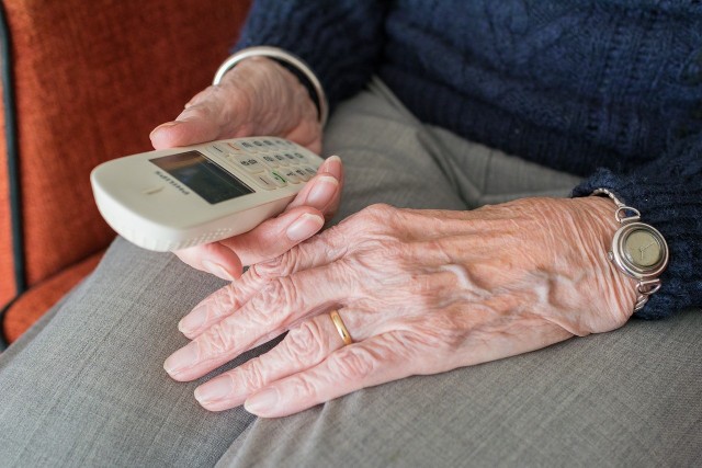 Każdy telefon, w którym rozmówca prosi nas o przekazanie pieniędzy, powinien wzbudzić podejrzenia. Nie dajmy się oszukać!