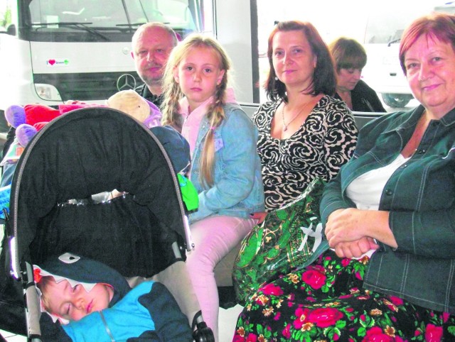 Agnieszka Jarville (w środku) miała wczoraj razem z dziećmi odlecieć z Pyrzowic do domu w Londynie, ale jej lot był opóźniony o kilka godzin. Na lotnisku czekała razem z rodzicami