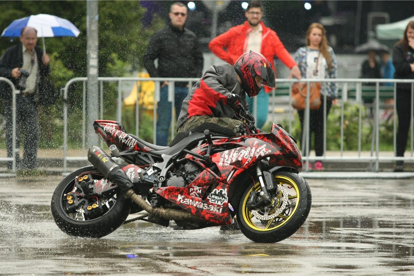 Siedział tyłem do kierunku jazdy i stał na motocyklu. Pokaz na Wittigowie (ZDJĘCIA, FILM)