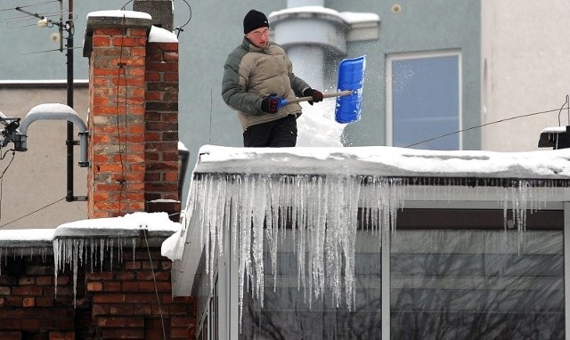 Trzeba było dopiero komunikatu wojewody, że karać będzie za nieodśnieżone dachy, by wzięto się również za porządki na wysokościach.