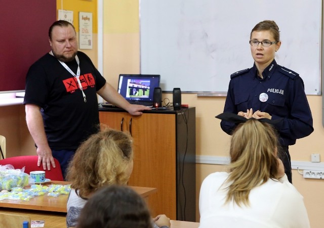 Krzysztof Baranowski ze Stowarzyszenia Sztuka Tak! (po lewej) oraz policjanci rozmawiali z uczniami Gimnazjum nr 5 o dopalaczach