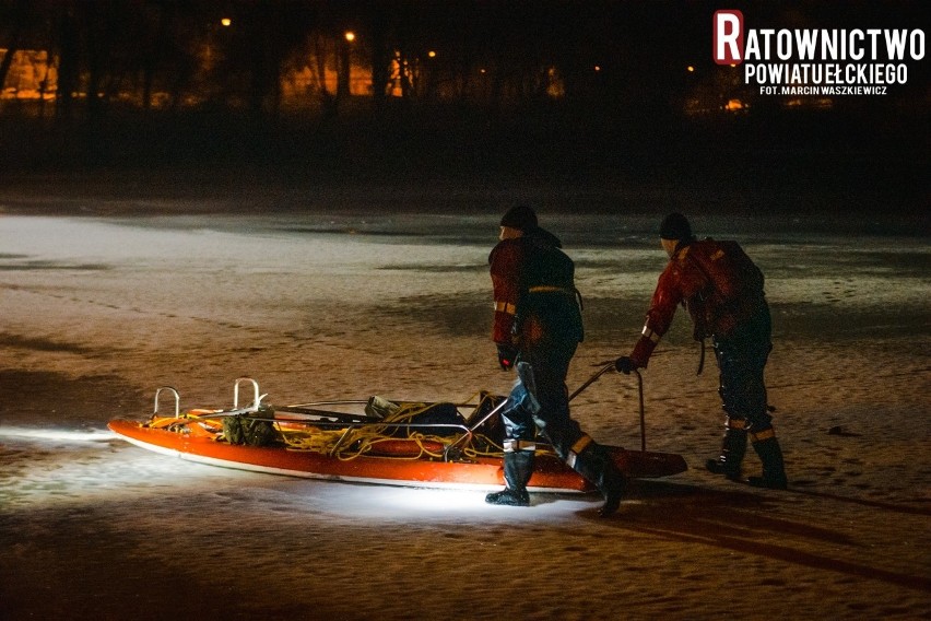 Ełk. Nocna akcja poszukiwawcza na Jeziorze Ełckim. Pod człowiekiem miał się załamać lód [ZDJĘCIA]