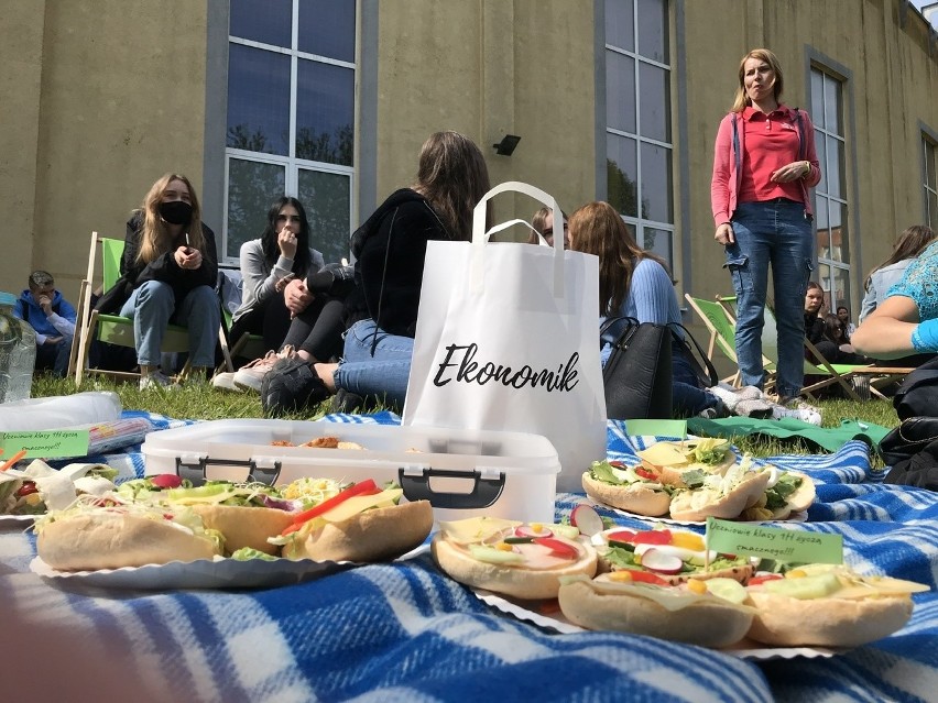 Słupski Ekonomik zorganizował imprezę "Śniadanie na trawie" [ZDJĘCIA]