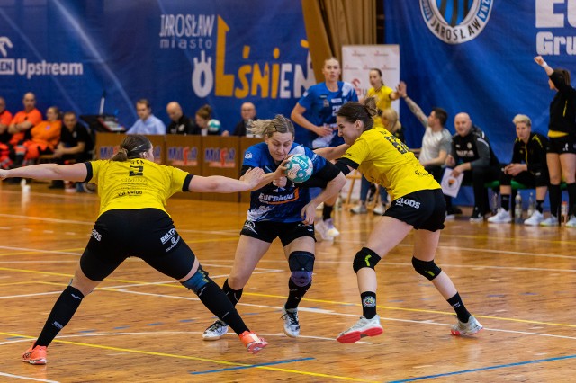 Handball JKS Jarosław zaczyna ligowe granie od meczu z Piotrcovią, Valiantsina Kozimur (z piłką) wraca do jarosławskiego zespołu.