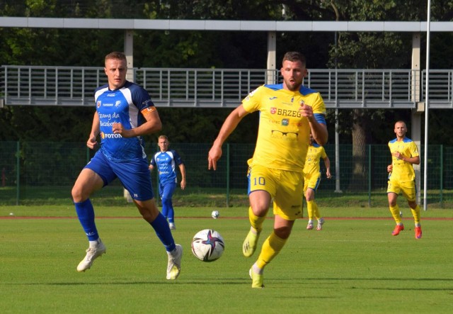 Damian Celuch (z prawej) zdobył po golu w meczach z MKS-em Kluczbork i Stilonem Gorzów Wielkopolski.