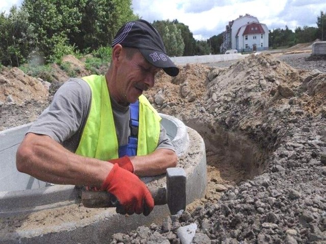 Jacek Kamiński z firmy Eurovia osadza nową studzienkę kanalizacyjną (fot. Mariusz Kapała)