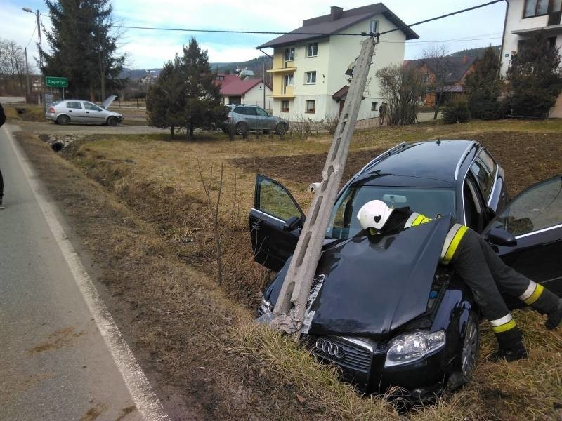 Dwie osoby w szpitalu, dwa auta rozbite i złamany słup