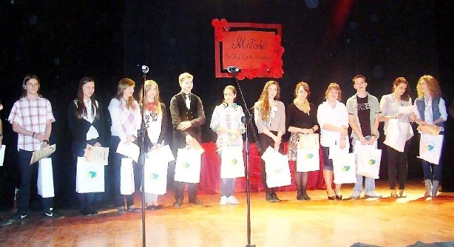 Laureaci konkursu na scenie w Młodzieżowym Domu Kultury