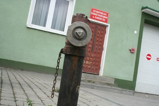Jeden z hydrantów stoi tuż przed drzwiami OSP w Zarzeczu. To urządzenie jest na szczęście sprawne.