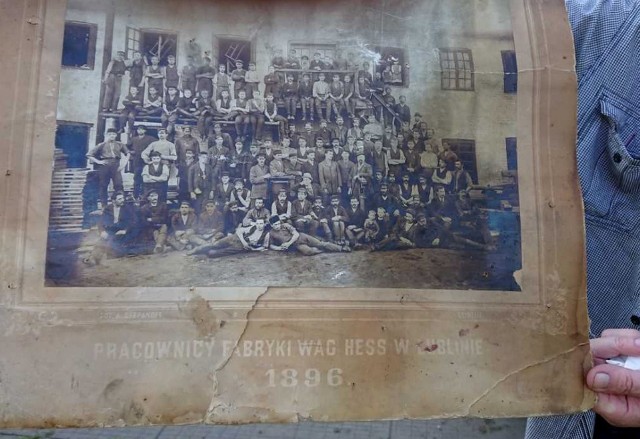 Odbitce zbiorowego zdjęcia towarzyszy opis: „Pracownicy fabryki wag Hess w Lublinie 1896”