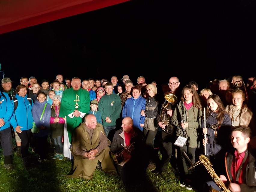 Odkryj Beskid Wyspowy. W sobotni deszczowy wieczór pokonali Korab, a w niedzielny słoneczny poranek wspięli się na Jaworz