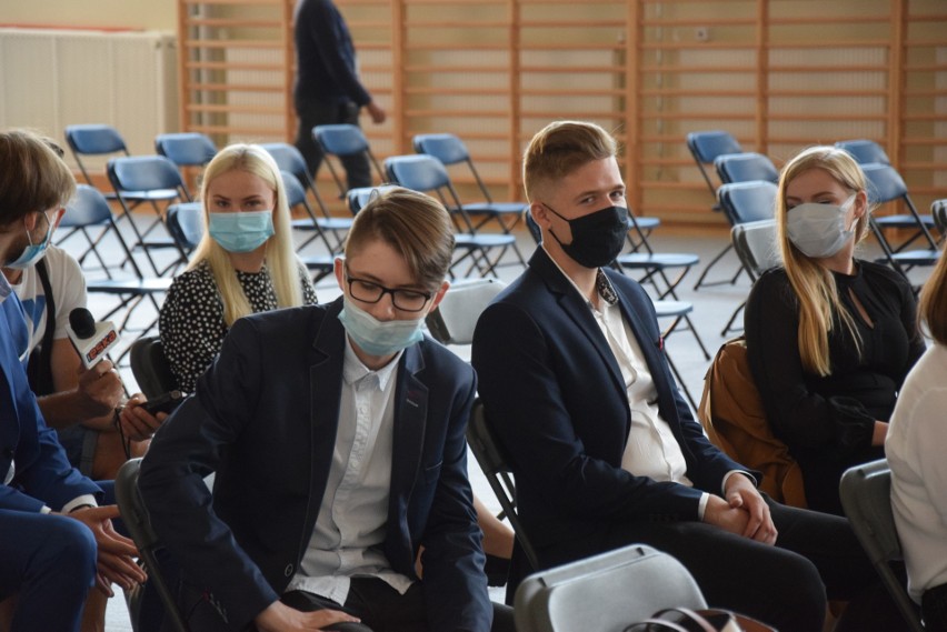 Stypendia za wyniki w nauce i innowacje odebrało prawie stu uczniów. Młodzież została uhonorowana przez prezydenta Białegostoku (zdjęcia)