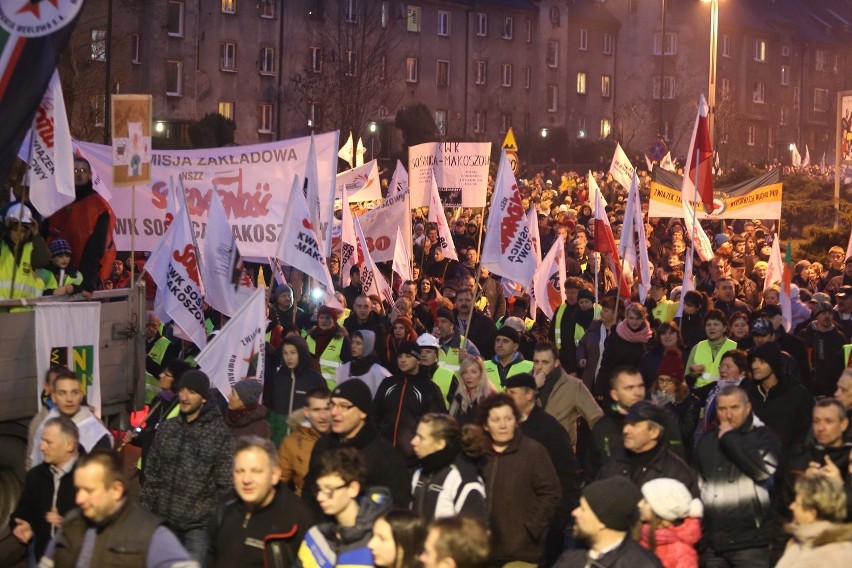 Marsz w Zabrzu i zadyma przed DMiT