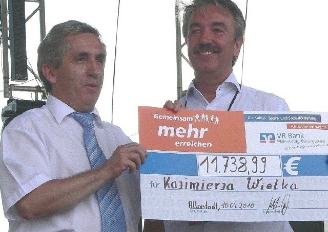 Burmistrz Kazimierzy Wielkiej Adam Bodzioch (z lewej) otrzymał czek z "górą euro" od Norberta Sygudy, burmistrza niemieckiego Altenstadt.
