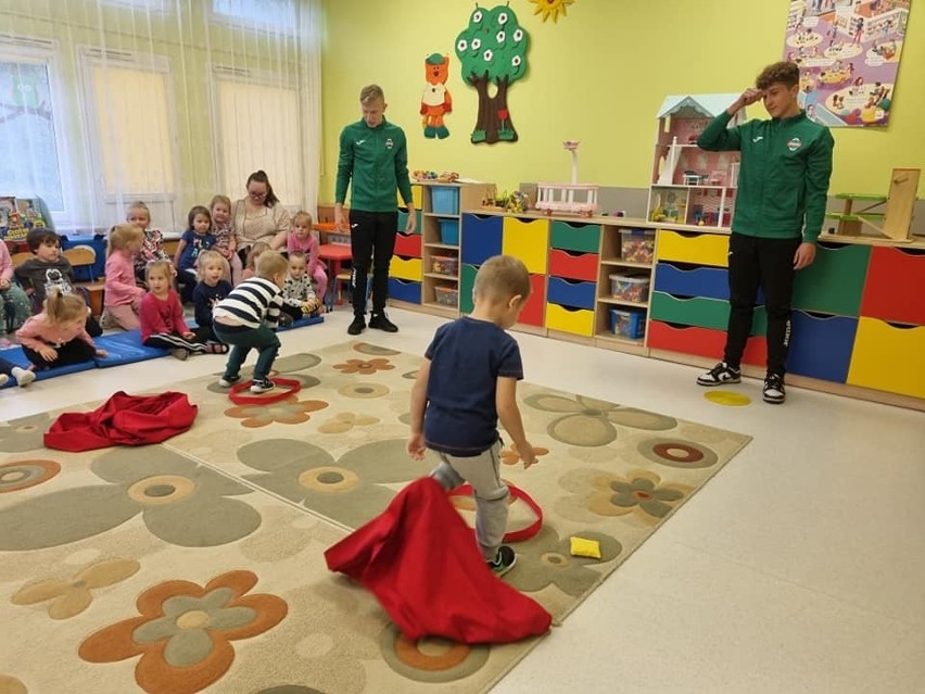 Piłkarze Radomiaka Radom odwiedzili Przedszkole Miejskie numer 14 w Radomiu. Zobaczcie zdjęcia