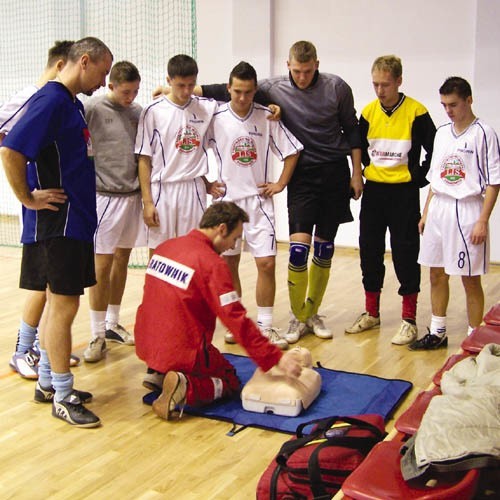 Po meczu ratownicy zaprezentowali w jaki sposób udzielać pierwszej pomocy.