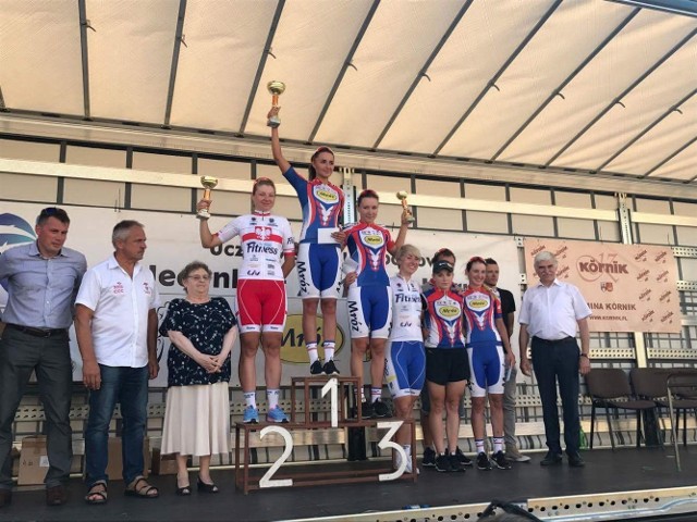 Podium po wyścigu elity kobiet. Od lewej: druga Karolina Karasiewicz (Pacific Toruń), pierwsza Weronika Humelt i trzecia Alicja Ratajczak (obie Mróz Jedynka Kórnik)