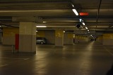 Parking pod dworcem Łódź Fabryczna pusty, biedaparkingi wokół pełne. ZDJĘCIA